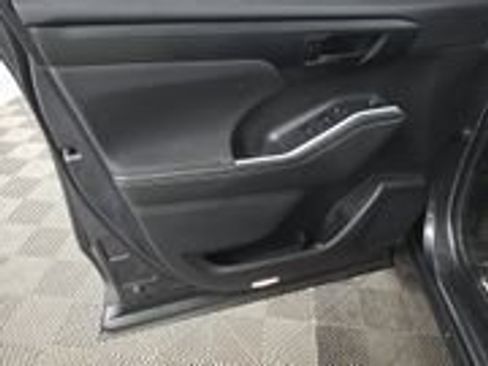 Used 2022 Toyota Highlander L FWD image 9