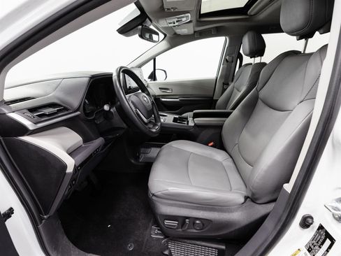 Used 2024 Toyota Sienna XLE image 4