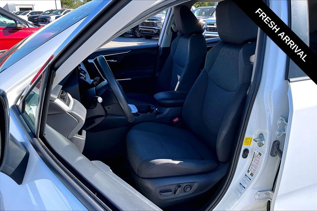 Used 2021 Toyota RAV4 XLE w/ Convenience Package AWD/4WD image 6