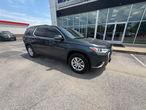 Used 2020 Chevrolet Traverse LT FWD image 2