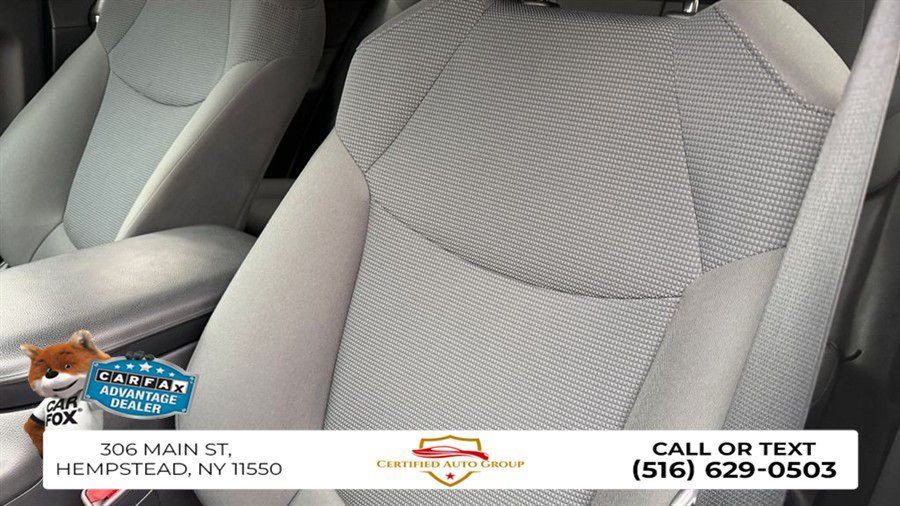 Used 2020 Toyota RAV4 LE AWD/4WD image 10