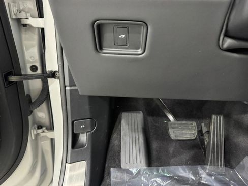 Used 2024 Land Rover Range Rover Sport SE image 30