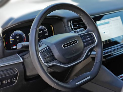 Used 2023 Jeep Wagoneer L Series II RWD image 11
