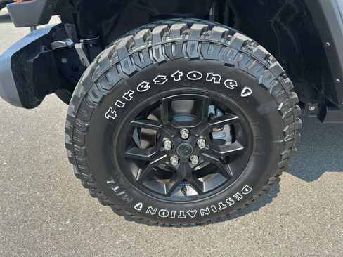 Used 2025 Jeep Gladiator Sport AWD/4WD image 9