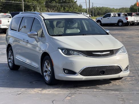 Used 2019 Chrysler Pacifica Limited w/ Advanced Safetytec Group FWD image 3