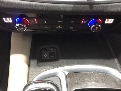 Used 2020 Buick Enclave Essence w/ Sound and Sites Package AWD/4WD image 32