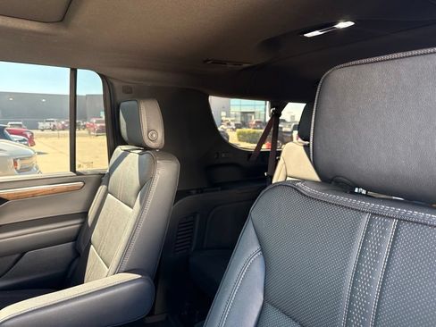 Used 2025 Chevrolet Suburban High Country AWD/4WD image 11