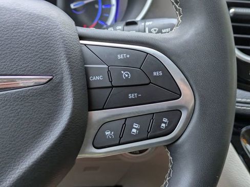 Used 2023 Chrysler Pacifica Touring-L FWD image 29