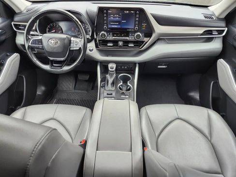 Used 2021 Toyota Highlander XLE AWD/4WD image 12