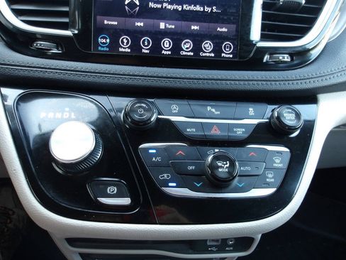 Used 2018 Chrysler Pacifica Limited FWD image 14