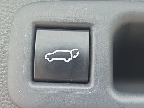 Used 2022 Toyota Highlander XLE AWD/4WD image 13
