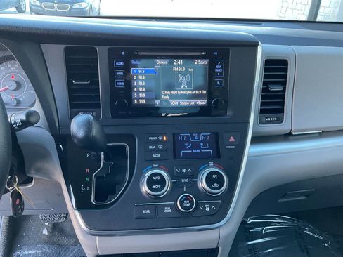 Used 2015 Toyota Sienna LE image 19