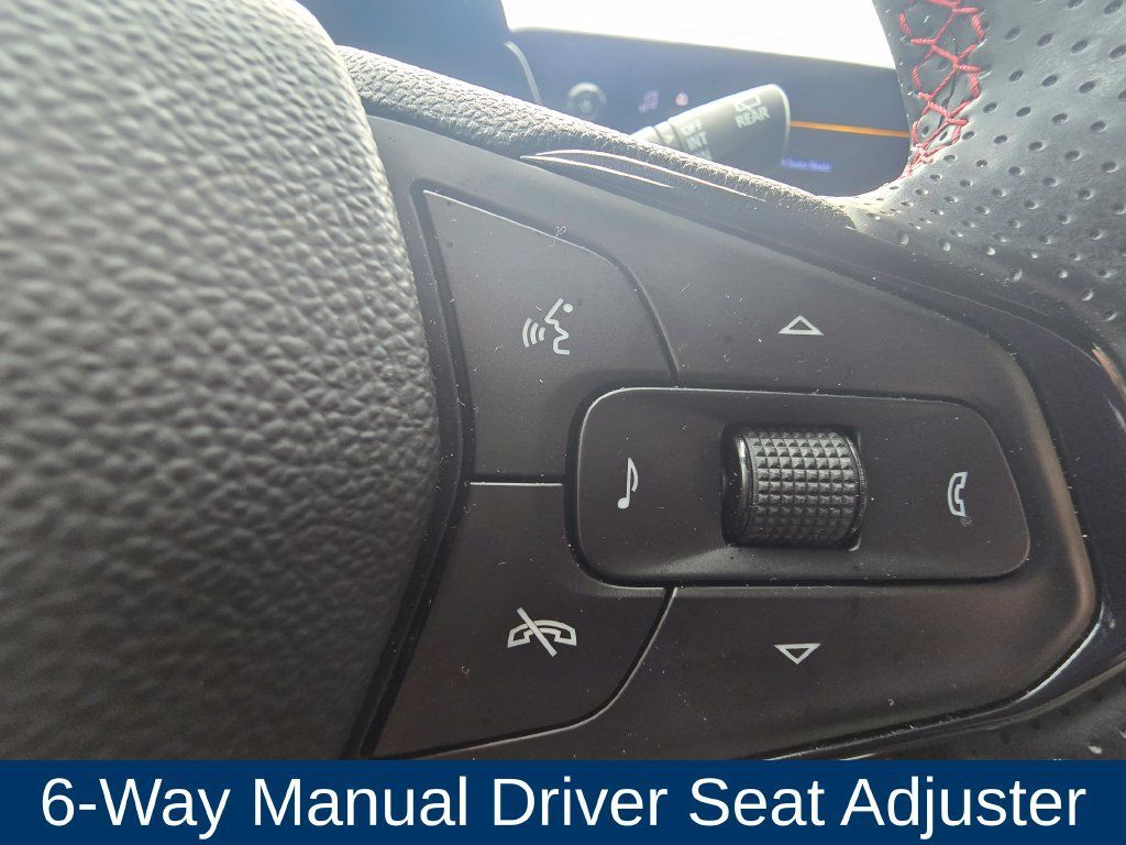 Used 2025 Chevrolet Trax RS w/ Sunroof Package FWD image 26
