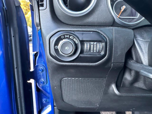 Used 2018 Jeep Wrangler Unlimited Sahara w/ Dual Top Group AWD/4WD image 27