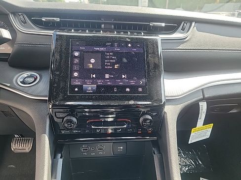 New 2025 Jeep Grand Cherokee 4WD image 13