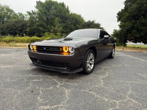 Used 2016 Dodge Challenger SXT RWD image 2