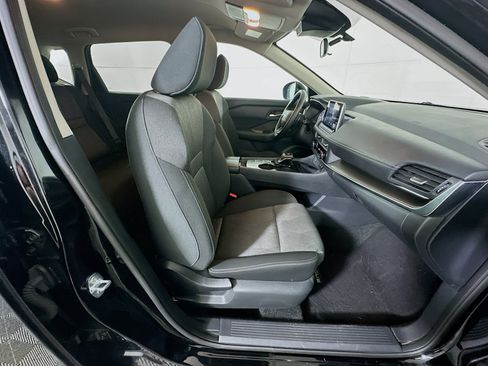 Used 2025 Nissan Rogue SV image 33