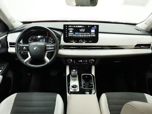 Used 2025 Mitsubishi Outlander SE FWD image 24