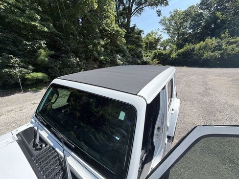 Used 2021 Jeep Wrangler Unlimited Sahara AWD/4WD image 35