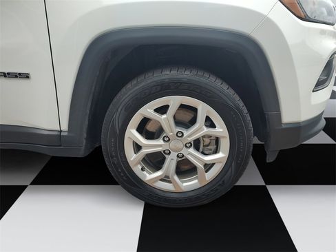 Used 2024 Jeep Compass Latitude image 14