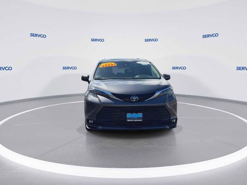 Used 2025 Toyota Sienna XLE image 3