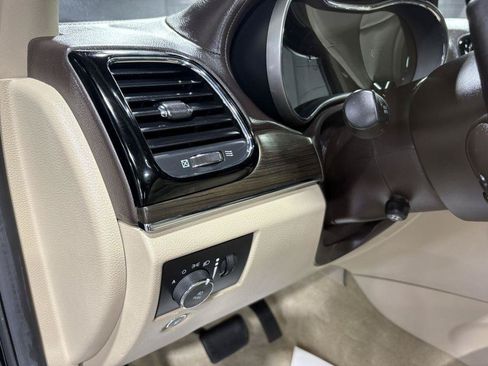 Used 2019 Jeep Grand Cherokee Overland AWD/4WD image 12