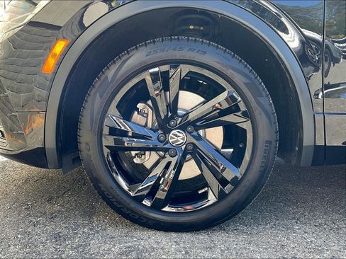 Certified 2023 Volkswagen Tiguan SE R-Line FWD image 8
