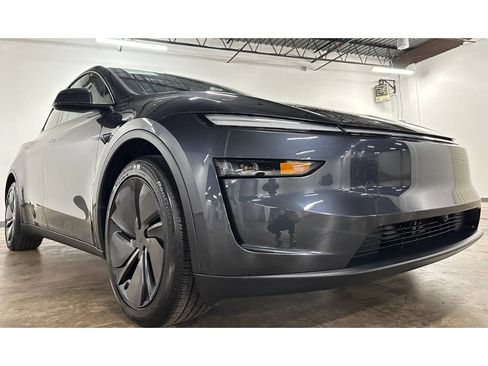 Used 2026 Tesla Model Y Long Range RWD image 7