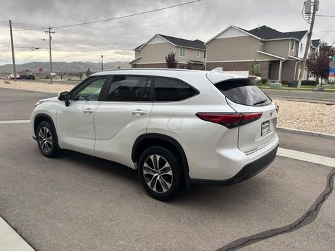 Used 2023 Toyota Highlander XLE AWD/4WD image 4