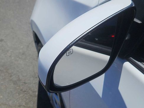 Used 2018 Toyota Corolla LE FWD image 18