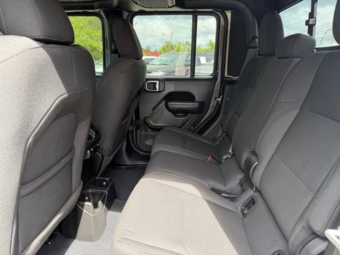 Used 2023 Jeep Gladiator Sport image 12