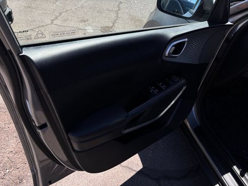 Used 2025 Kia Soul LX w/ LX Technology Package FWD image 18