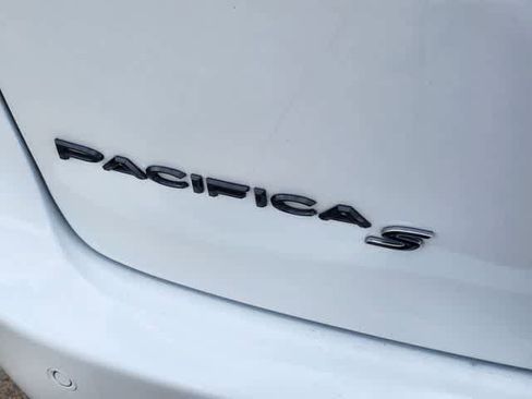 Used 2020 Chrysler Pacifica Touring-L Plus image 7