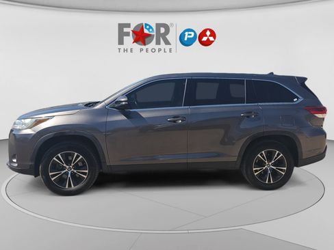 Used 2019 Toyota Highlander Plus FWD image 2