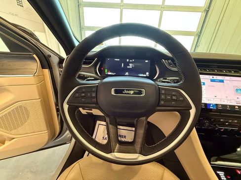 Used 2025 Jeep Grand Cherokee Limited w/ Luxury Tech Group II AWD/4WD image 41