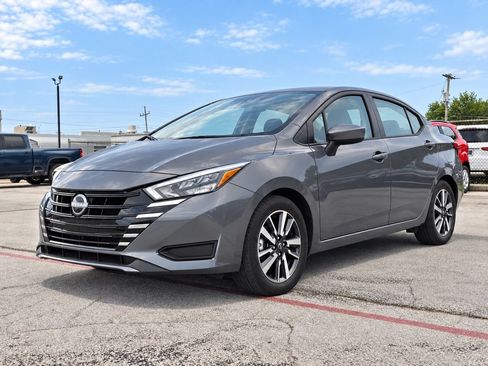 Used 2025 Nissan Versa SV FWD image 3