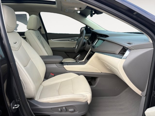 Used 2017 Cadillac XT5 Luxury w/ Driver Awareness Package FWD image 9