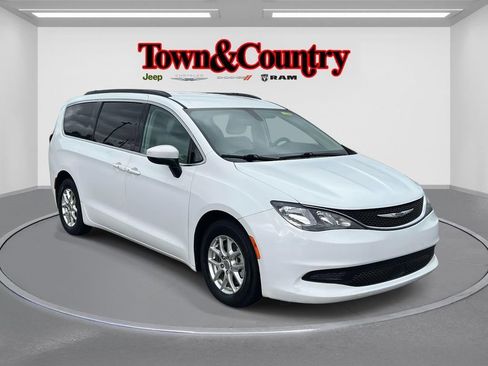 Certified 2021 Chrysler Voyager Lxi image 1