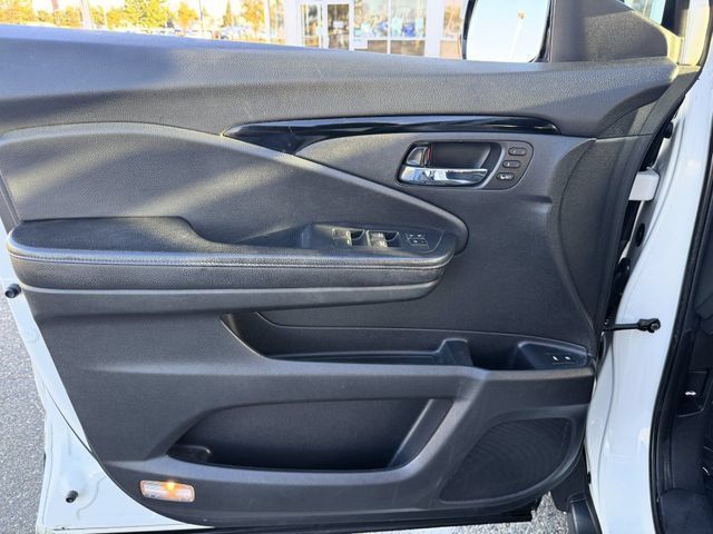 Used 2018 Honda Pilot Touring image 16