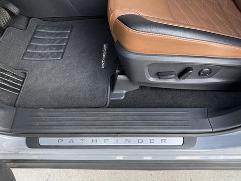 Used 2025 Nissan Pathfinder Platinum image 11