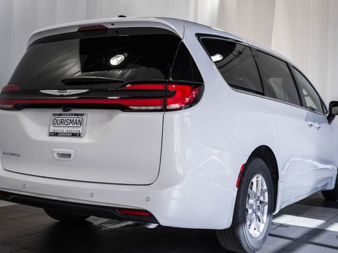 New 2026 Chrysler Pacifica Select image 3