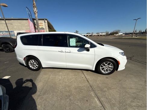 Used 2023 Chrysler Pacifica Touring-L FWD image 4
