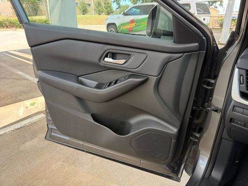 Used 2025 Nissan Rogue SV AWD/4WD image 18