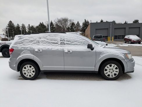 Used 2017 Dodge Journey SE image 4