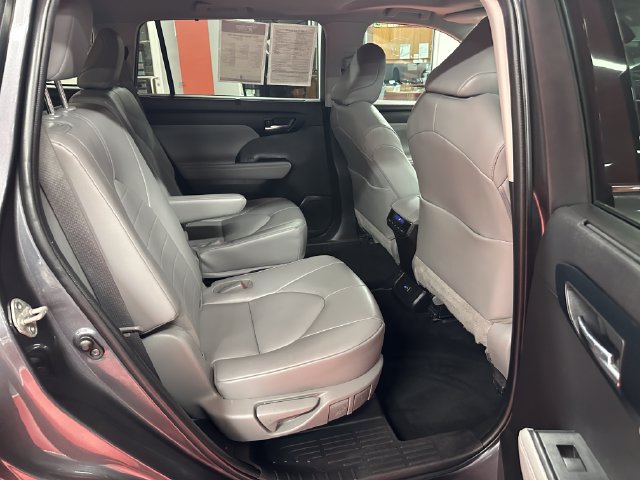 Used 2022 Toyota Highlander XLE AWD/4WD image 14