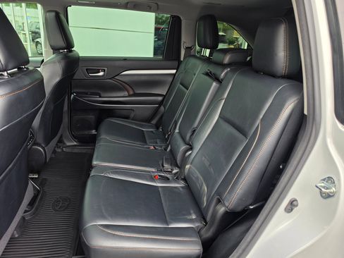 Used 2018 Toyota Highlander XLE AWD/4WD image 11