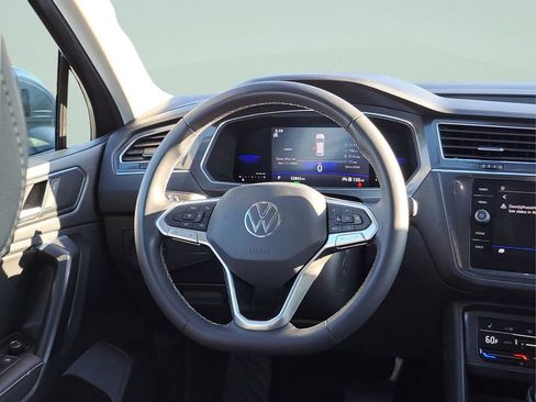 Used 2022 Volkswagen Tiguan SE image 15