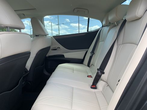Used 2024 Lexus ES 300h w/ Technology Package FWD image 32