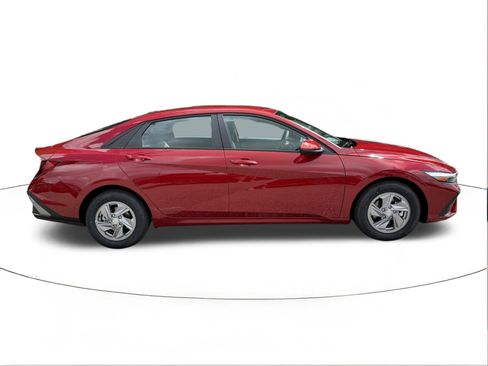 New 2026 Hyundai Elantra SE image 2