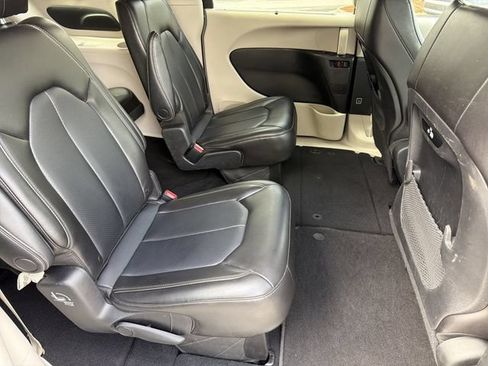 Used 2023 Chrysler Pacifica Touring-L FWD image 15
